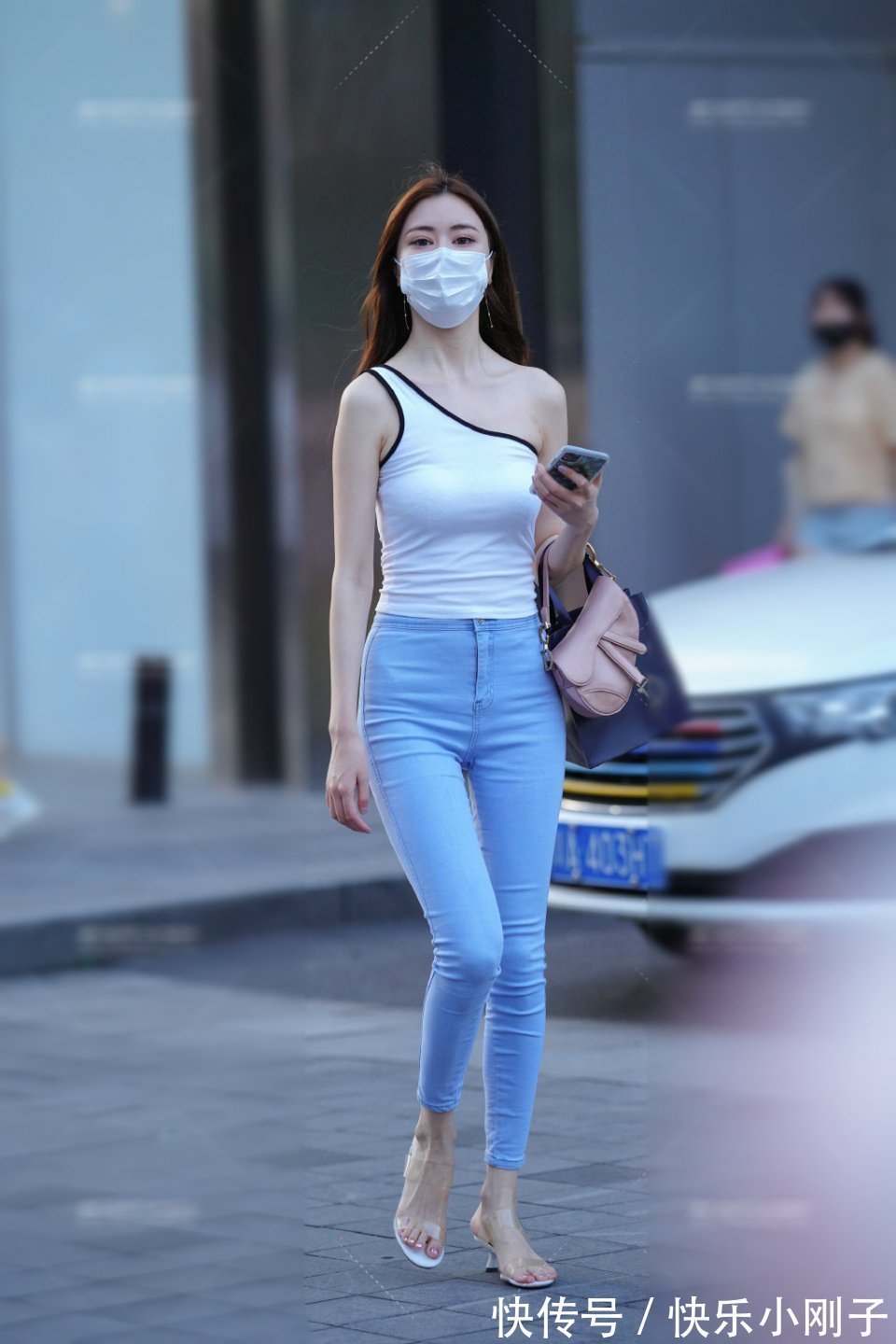 牛仔衣 吊带背心干净利落，搭配简单的牛仔裤，展现出时尚优雅的气质