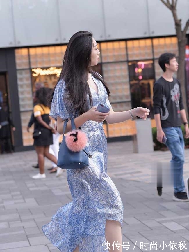 连衣裙 美女连衣裙是真特别,有种“大海”的味道