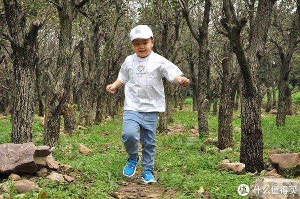 轻盈 这是一双适合中大童的跑鞋，轻弹透气，旋钮系带更方便穿脱