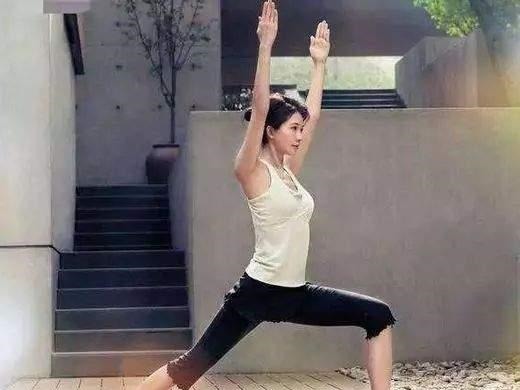 膝盖|瑜伽经典序列之拜日式B,唤醒身体活力的最佳序列