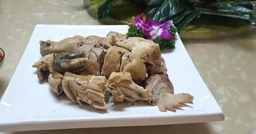 公司效益好,老板请员工吃便饭,7菜2汤2主食,有你喜欢吃的吗