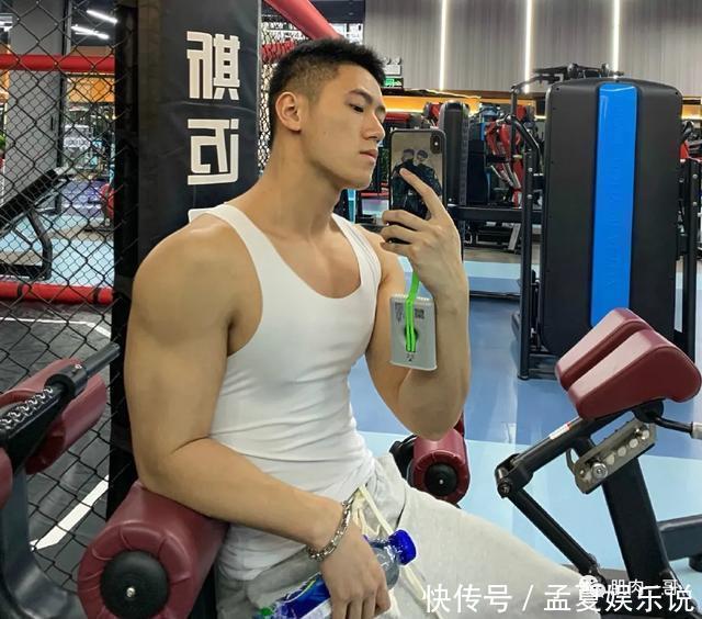 阳光帅气|183cm筋肉大学生酷爱穿灰裤子,这身材太上头了