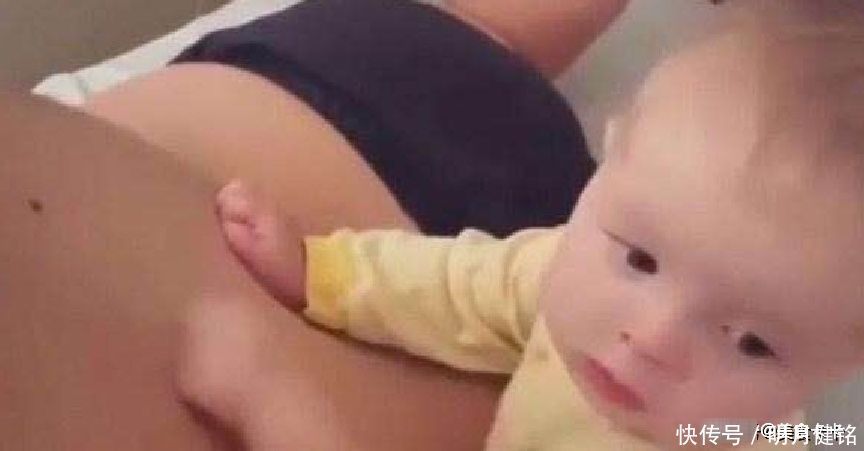 宝爸|宝爸在睡觉，宝宝发现了“好吃的”，随后的动作乐坏了妈妈