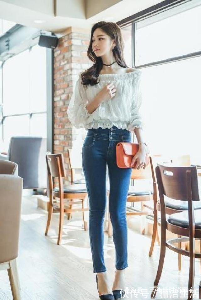 优雅 牛仔裤小姐姐身材完美,尽显优雅时尚,简单又好看