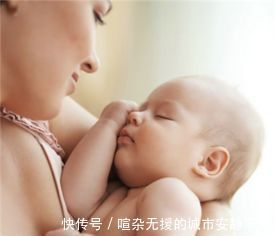 入睡|宝宝不能经常抱着，尤其是在这三个阶段，经常抱着伤害身体