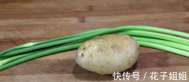 炒土豆丝|1把蒜苔，1个土豆，这样做实在太香了，拿红烧肉也不换，做法简单！