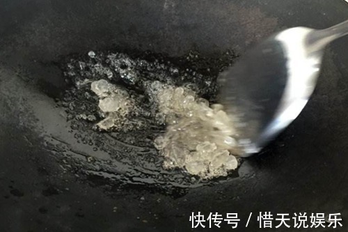 做红烧排骨前要焯水, 可惜很多人做错，原来焯水也有秘诀