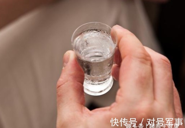 白酒|每天喝点酒和滴酒不沾的人,哪类人比较健康?喜欢喝酒的来看看