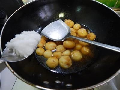 教你在家做葱香红烧小土豆,外酥里嫩口感好,上桌瞬间被秒光