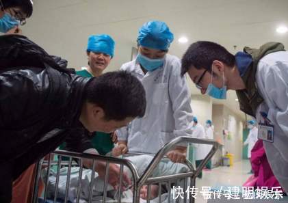 小女孩|二胎妈妈半夜生娃,5岁女儿独自守在产房外,护士询问后潸然泪下