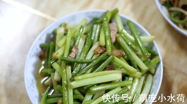 8个人的晚餐，一桌菜花费不到200元，网友：羡慕四线城市的生活