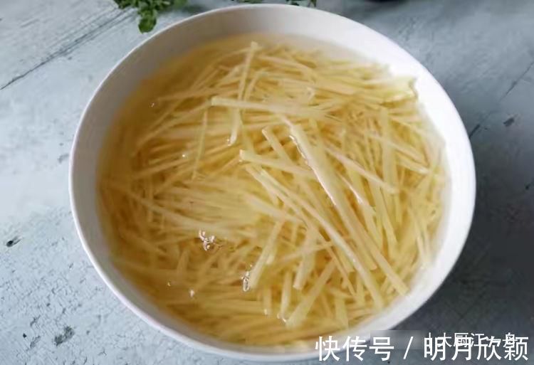 时机|炒土豆丝好不好吃,关键在于加醋的时机!这步做不对,难怪不好吃