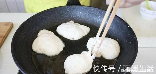 牛奶鸡蛋|做饼时，别再用水和面了，试试新吃法，不揉面不擀面，比吃肉还香