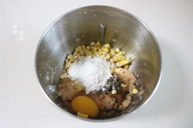 早餐，我给家人做了鸡肉堡，做法简单味道好，一个下肚能量满满