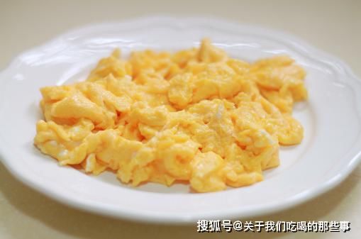 蒜片|炒丝瓜时，先倒油是大错，厨师长教你2招，脆嫩爽口，翠绿不变黑