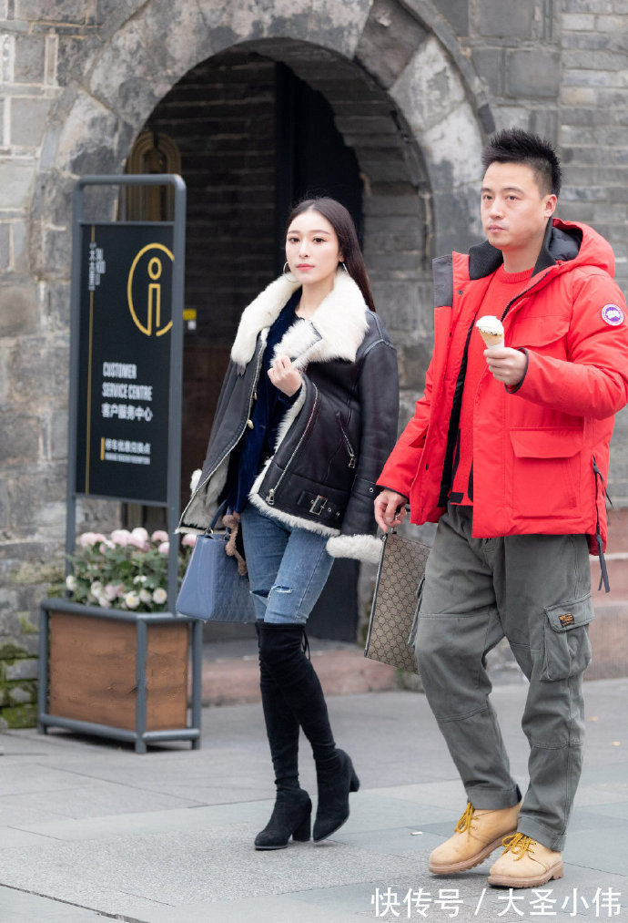 打扮 美女街拍:小姐姐很会穿衣,打扮得性感时尚,可惜是别人家的女朋友