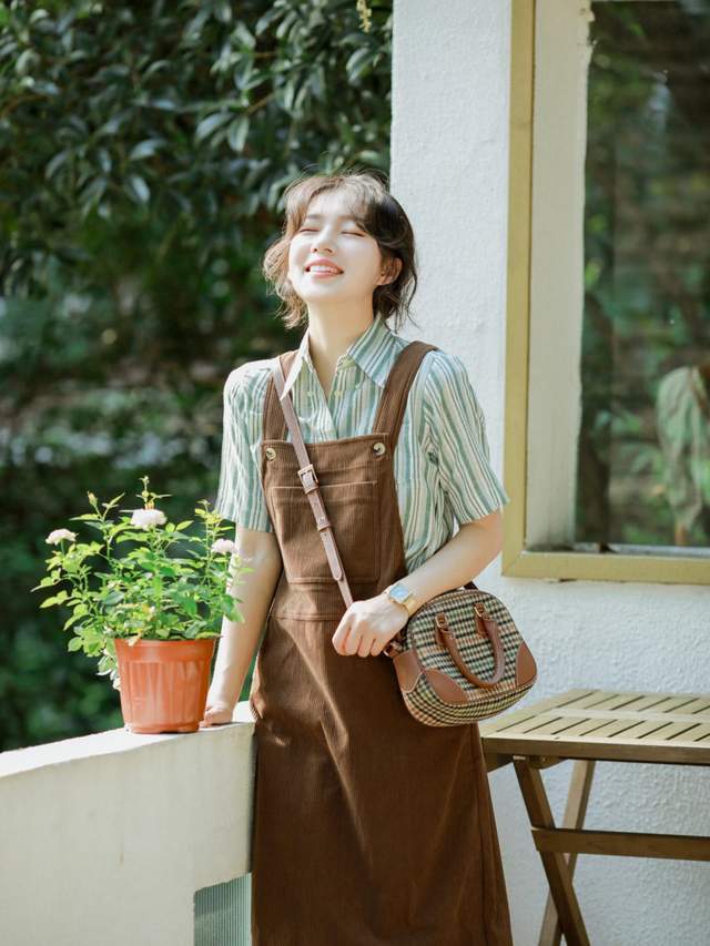 背带裙|会穿的人那么多,要怎样穿才不逊色呢?衬衫+ 牛仔裙简约时尚