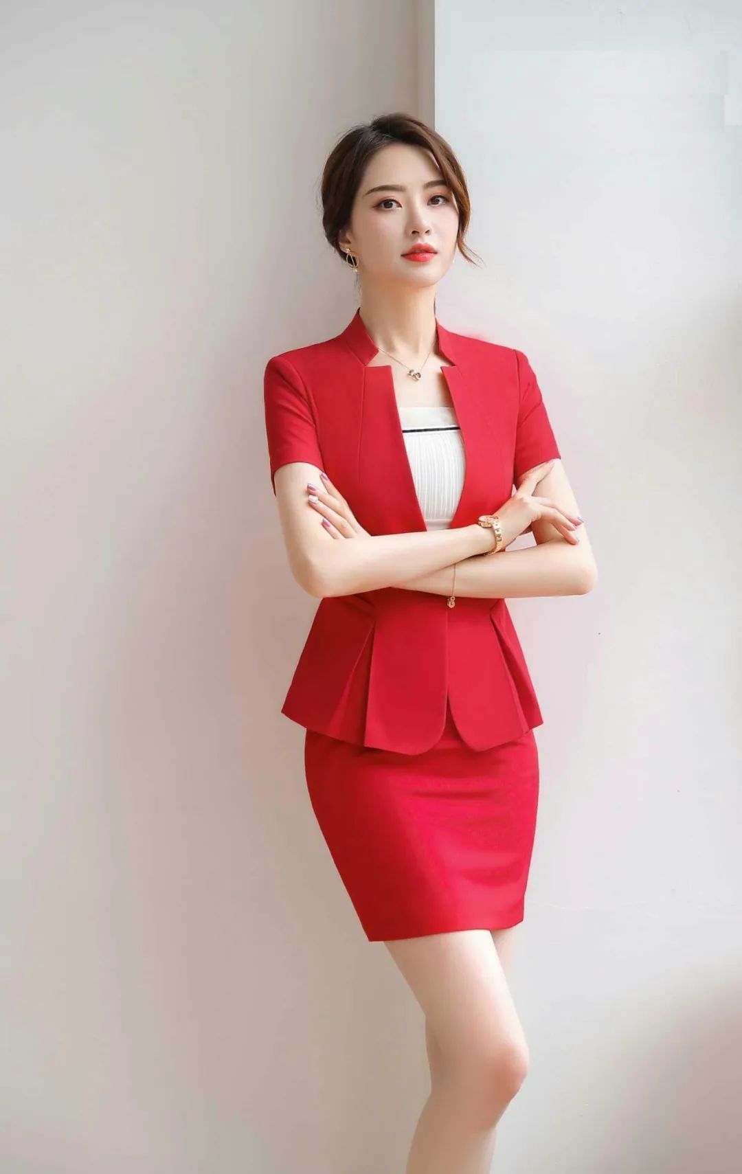 高跟鞋 女秘书第一天上班,一身红色职业装搭高跟鞋,气场十足惊艳