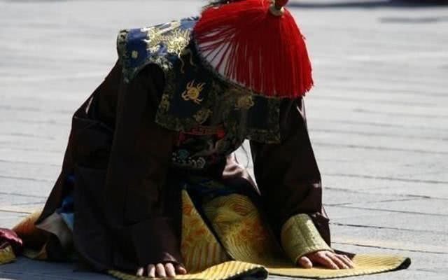 打人者|小巡检暴打奉旨太监,乾隆的操作神了:打人者提拔,被打者发配!