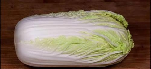 炒大白菜时，马上下锅就错了！大厨教你一招，鲜嫩脆爽、不出水