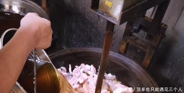 流水|青岛美女菜市场卖小吃,128块钱一斤,每天流水一万多,谁来都教
