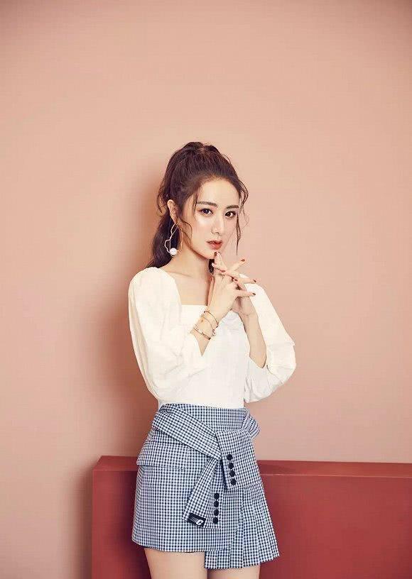 少女心|薇娅带娃逛游乐场,穿粉衣扎麻花辫真俏皮,“女王”也有少女心