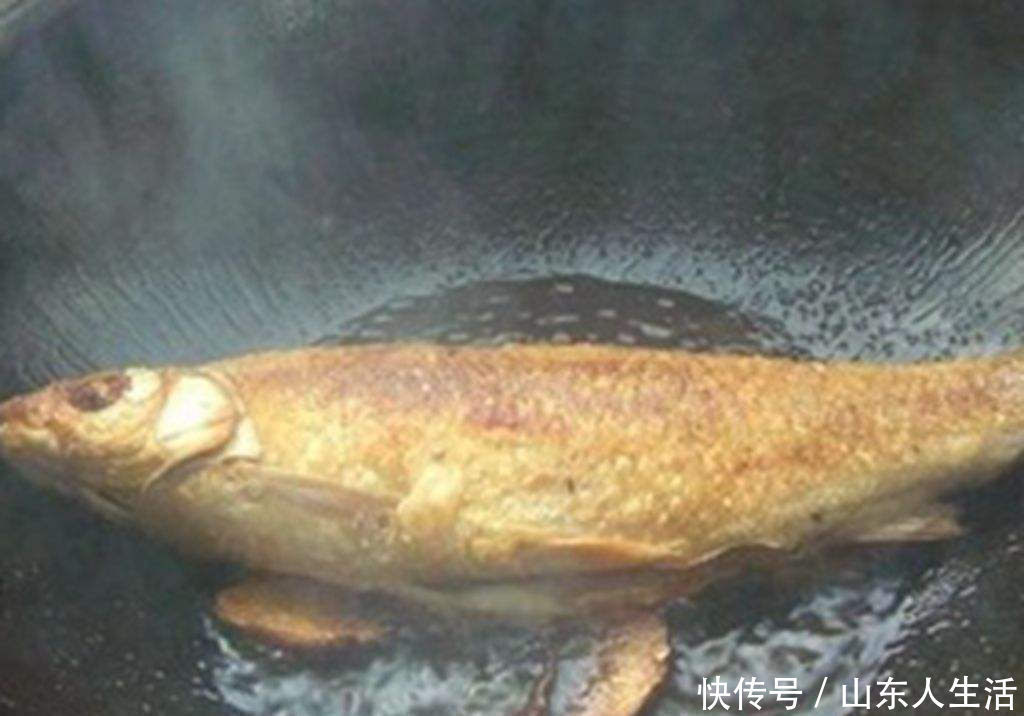 煎鱼时,第1步就倒油是大错特错多加这1步,鱼皮不破还不粘锅