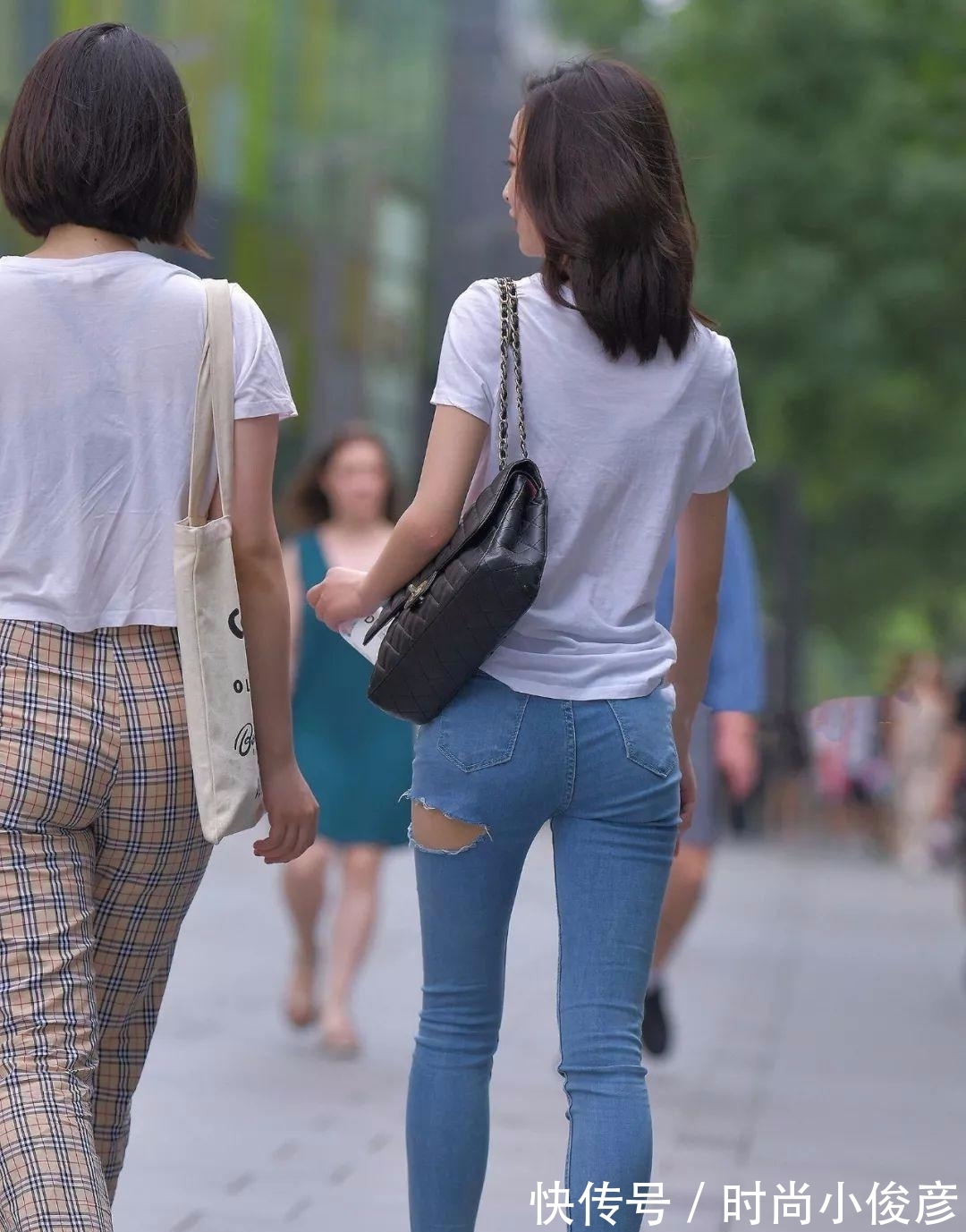 女孩|气质女孩的简单穿搭,短袖T恤+牛仔裤,大方减龄又不会烂大街