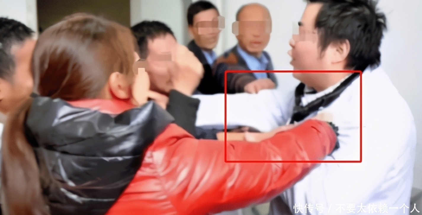 父母|儿子发高烧,医院排队800多号,宝妈崩溃投诉,医生:自作自受