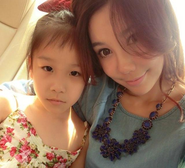 儿子|90后宝妈穿“短裙”接孩子,6岁儿子失控大哭:你能不能换条裙子