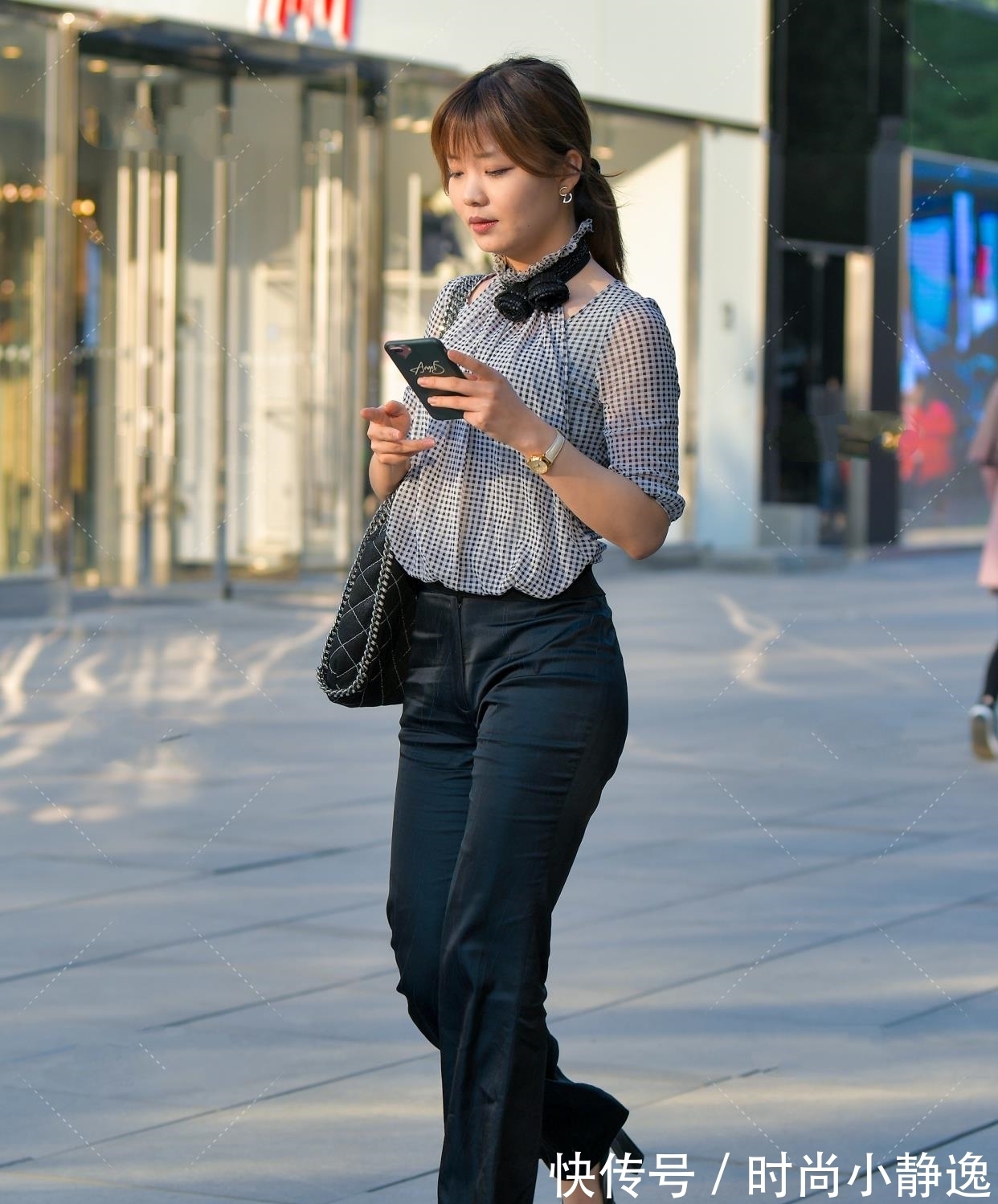 穿搭|格子复古挂脖镂空衬衫,黑白格子加上黑色蝴蝶结,日常通勤单品