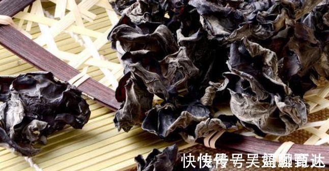 碎石|得了肾结石不要慌，4种食物经常吃点，赶跑碎石、排石一步到位