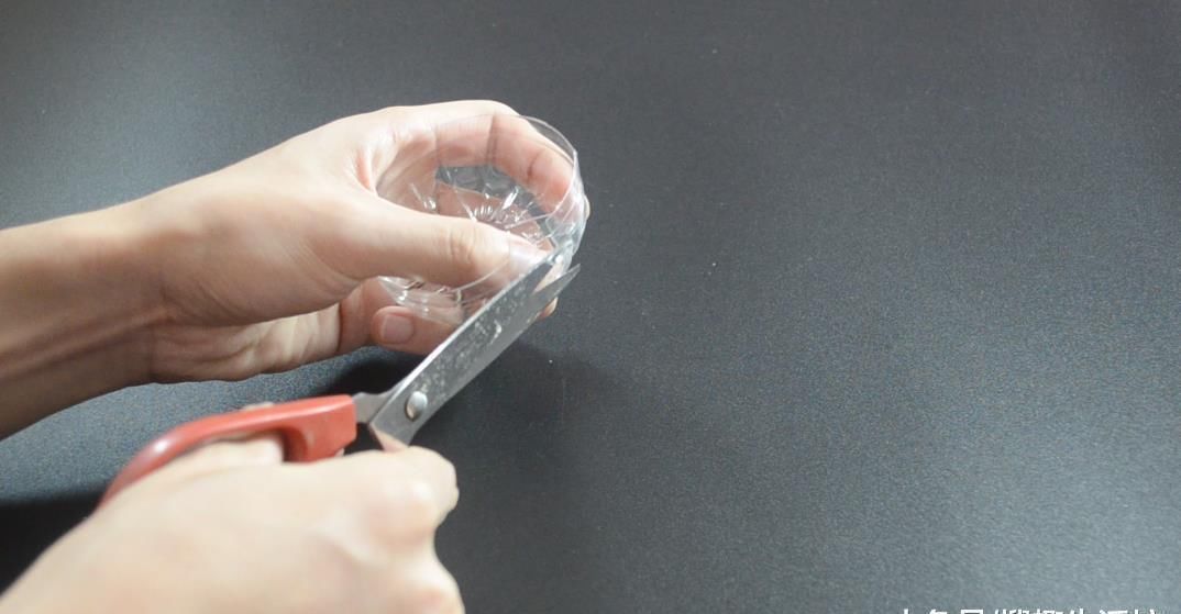 妙用|废弃的塑料瓶简单剪几刀, 放在家里有大用处, 看完你会感谢我的