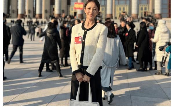佟丽娅晒第十一届全国文代会合影，明星大腕云集，她带来王炸效果