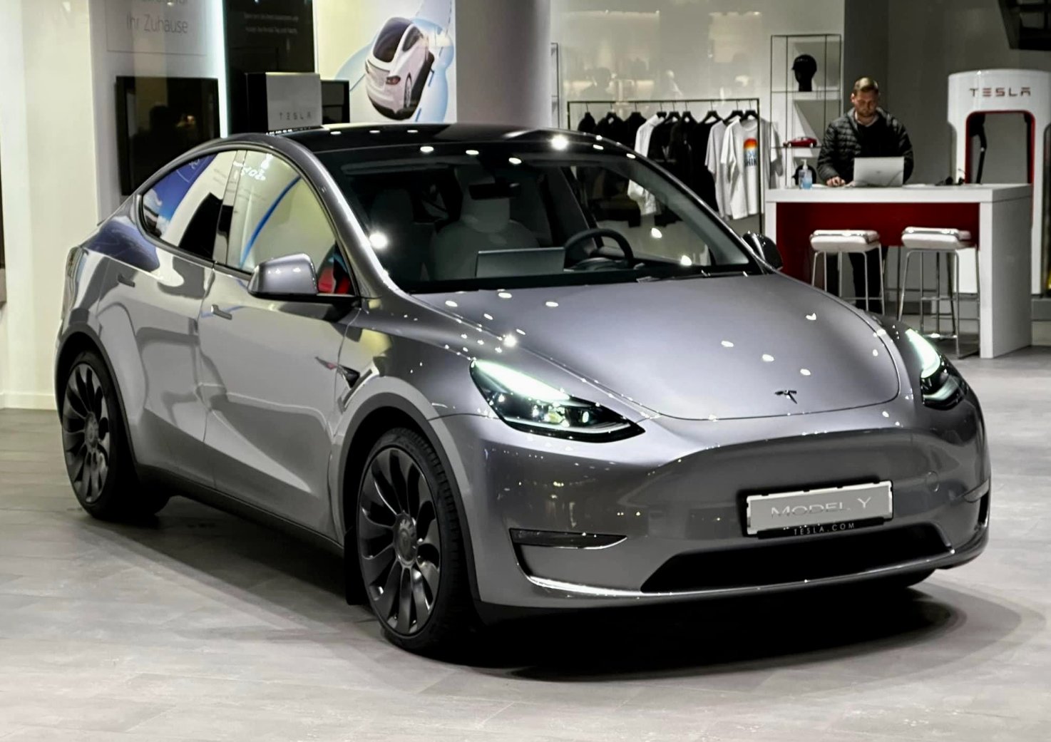 加钱才有!水银色特斯拉model y实车亮相:选装价超两万元
