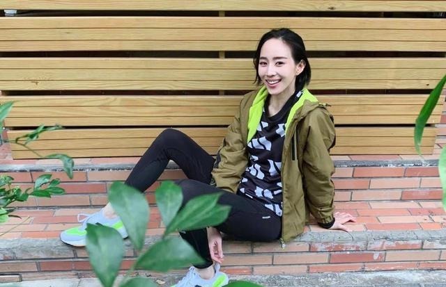 张钧甯 39岁张钧甯太瘦了,穿夹克扎马尾跑步,94斤瘦到撑不起健美裤!