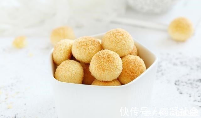 做这小甜点无需基础，金黄诱人、椰香十足，一口一口根本停不下来