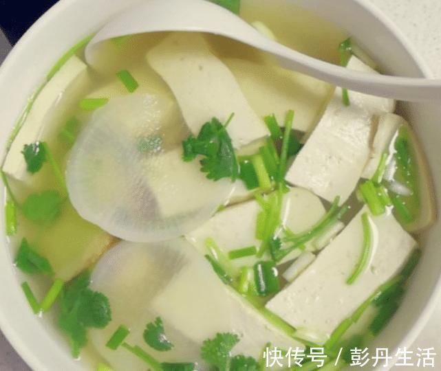 萝卜豆腐汤|白萝卜和它是绝配，隔三差五吃，暖胃又驱寒，咳嗽不咳，秋天不咳嗽