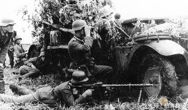 镜头|二战老照片:德军俘获苏军旗帜在镜头中炫耀、苏联平民房屋遭焚烧