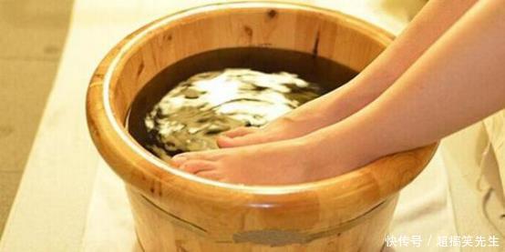 一盆泡脚水也能治病,再给你加点料,泡出好身体