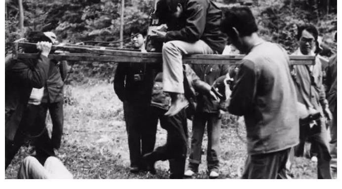 孙悟空&《西游记》孙悟空吃桃:咬一口就扔掉,并非剧情有钱而是万般无奈