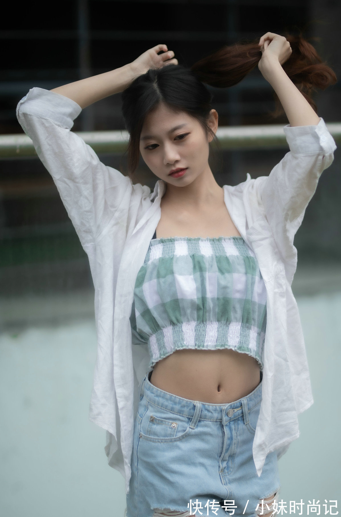 小衫|白色的一字肩小衫, 搭配牛仔短裤, 举手投足间都能展现出你的清新