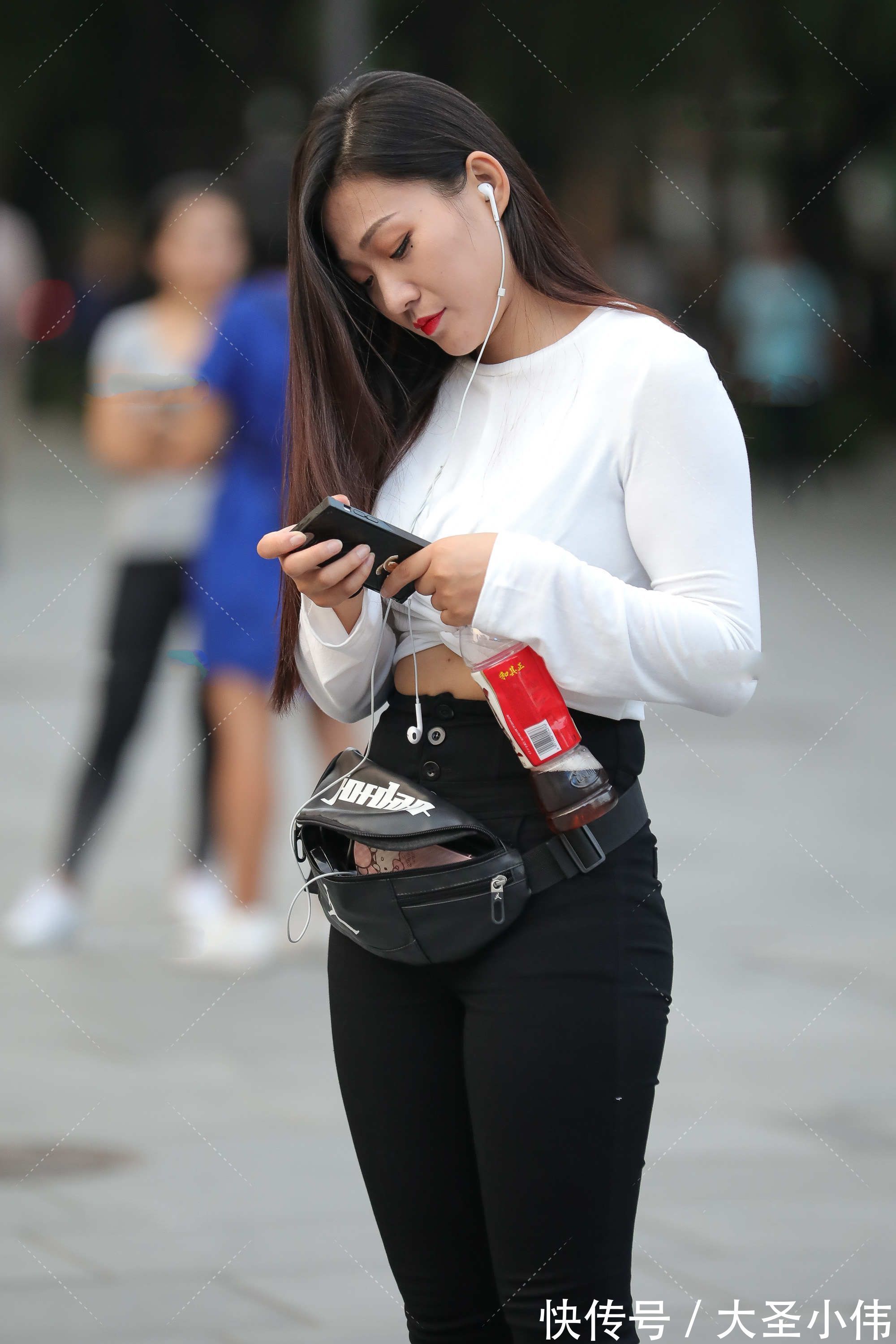 上衣 美女街拍:长袖上衣搭配高腰紧身裤,经典的黑白配,简约时尚还显气质