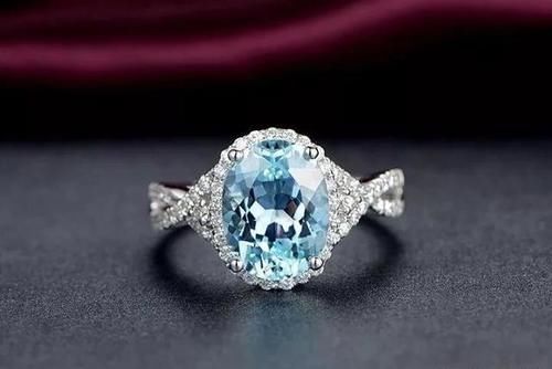 结婚是一生最幸福的过程，结婚周年礼物也是一件值得期待的