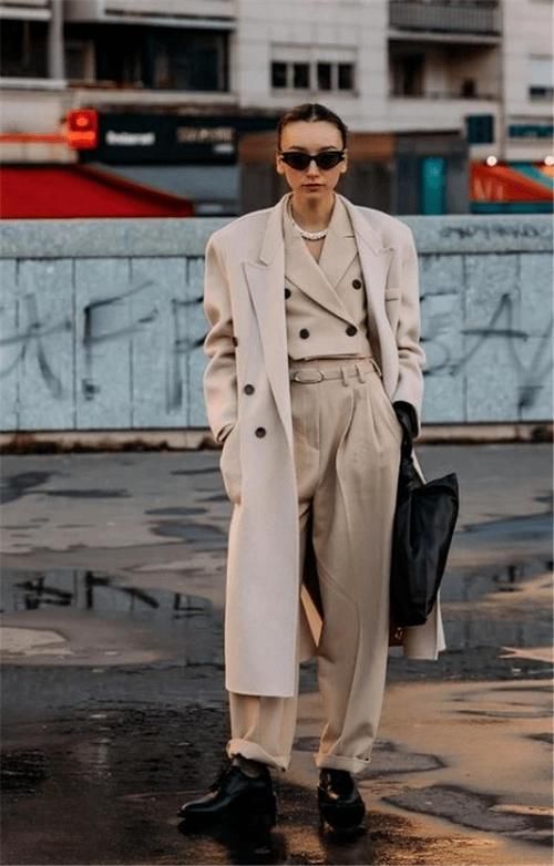 不管是大衣还是羽绒服,尽量别穿这3个“颜色”,不耐看也不耐穿