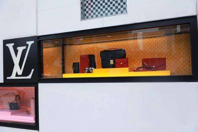 徐薇|奢侈品市场“冰火两重天”线下门店遇冷，二手电商大热