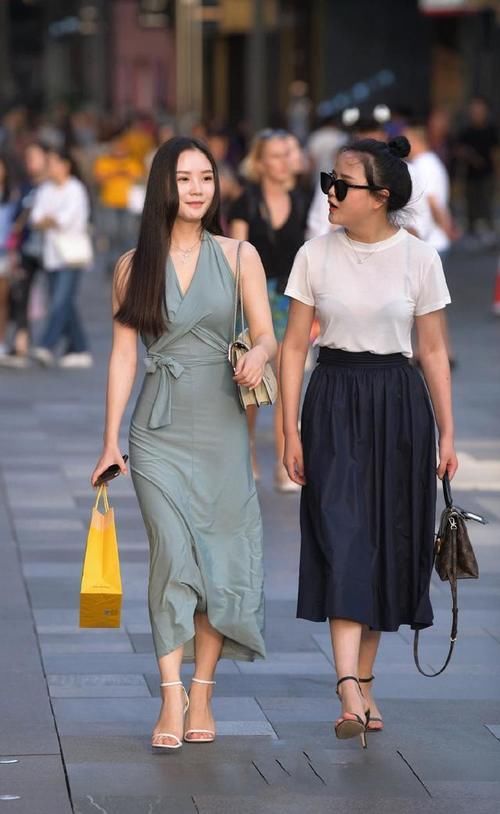 街拍美女：V领浅绿色挂脖裙，搭配蝴蝶结设计，清新可人