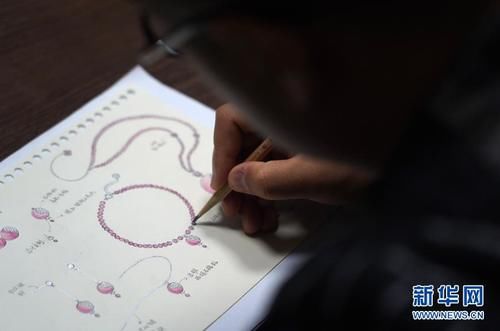  新华社记者|戴在身上的“china”