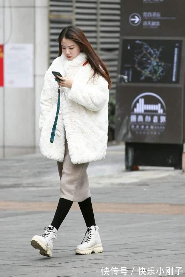 时髦 黑色的羽绒服搭配时髦的半裙,让人看起来很有味道与内涵