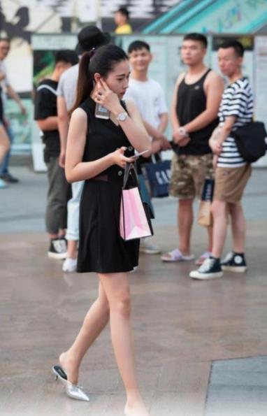 街拍：小姐姐一条精致时尚的牛仔短裤，秀出完美的大长腿，令人赏心悦目